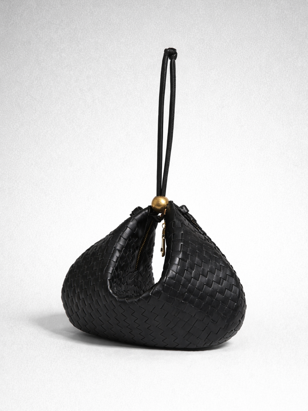 Bubble Noir | Bolso Dumpling Tejido con Apliques Dorados