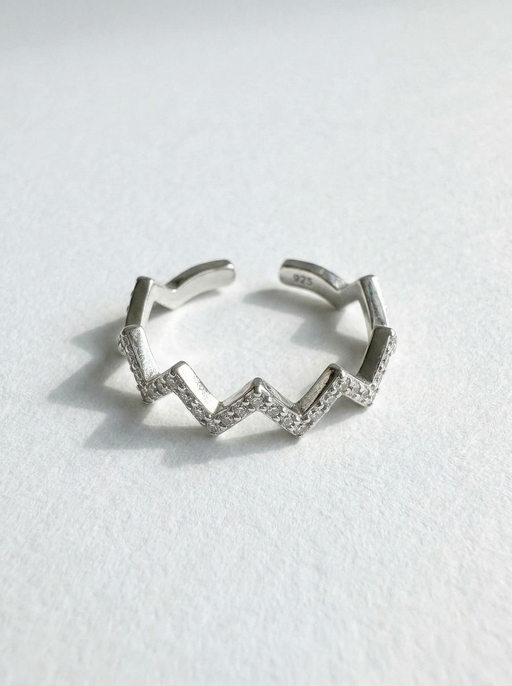 Anillo zigzag con piedras preciosas Martina